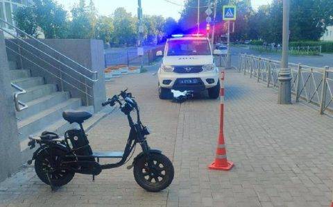 Подросток на самокате сбил женщину на тротуаре в Великом Новгороде