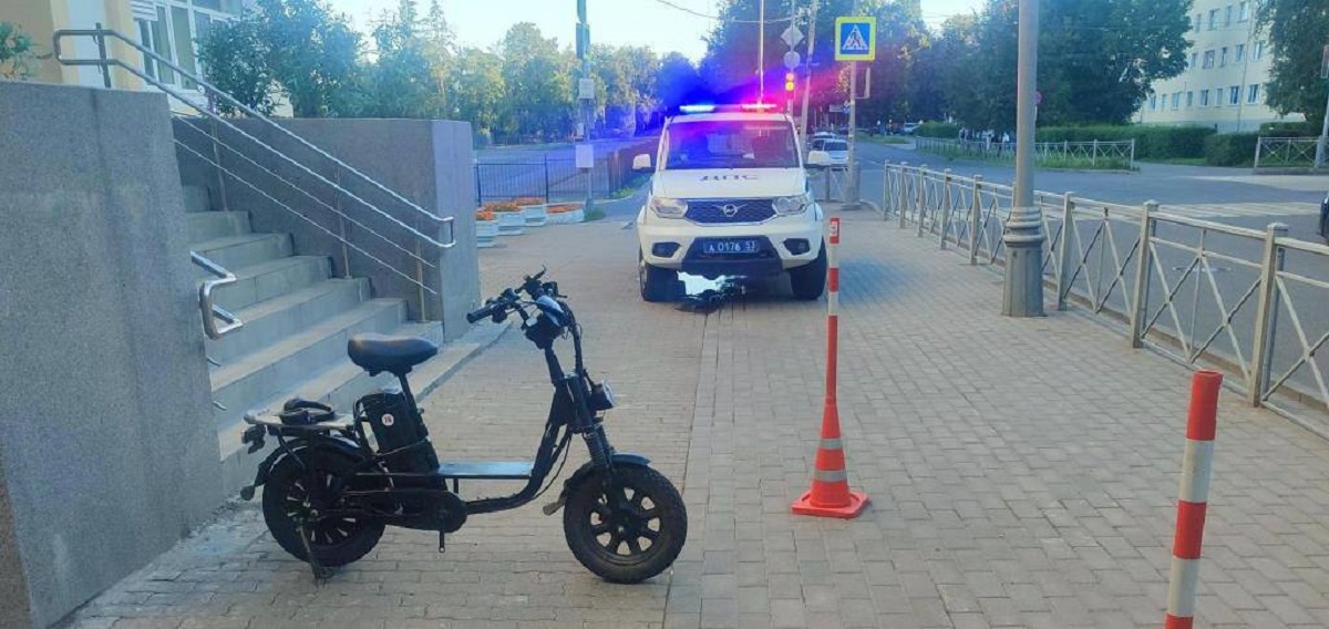 Подросток на самокате сбил женщину на тротуаре в Великом Новгороде