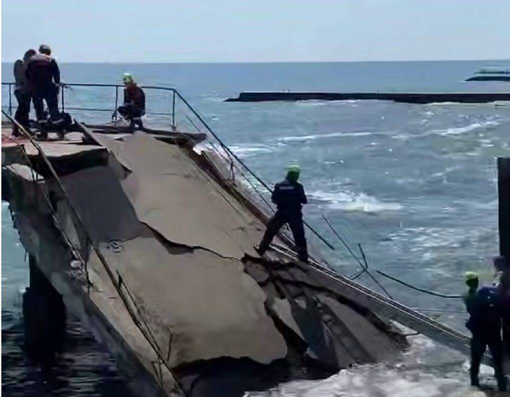 В Алуште обрушился аварийный пирс с рыбаками