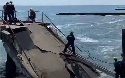 В Алуште обрушился аварийный пирс с рыбаками
