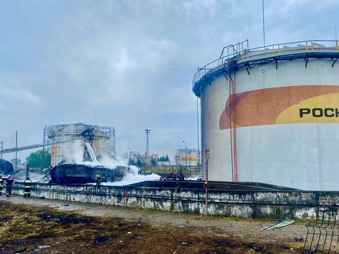 В Сочи потушили пожар на нефтебазе после атаки беспилотника