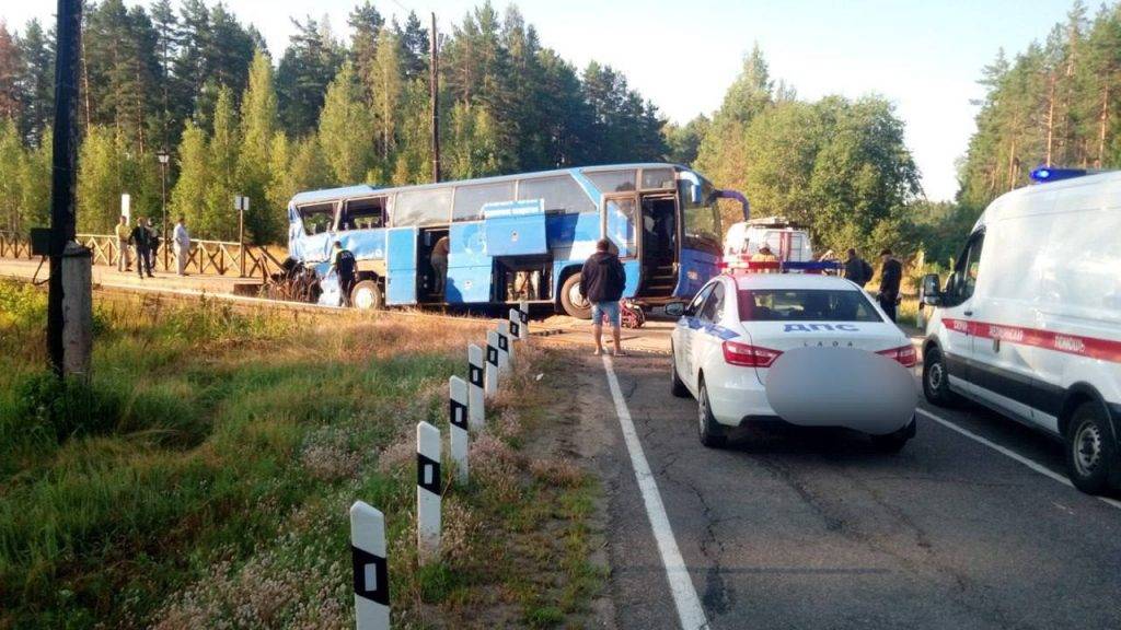 В Ленобласти туристический автобус столкнулся с поездом, пострадали 16 человек