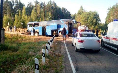 В Ленобласти туристический автобус столкнулся с поездом, пострадали 16 человек