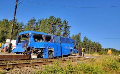 СК назвал причину столкновения автобуса и поезда в Ленобласти