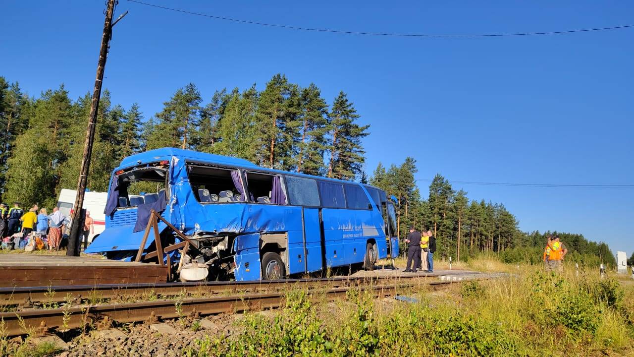 СК назвал причину столкновения автобуса и поезда в Ленобласти