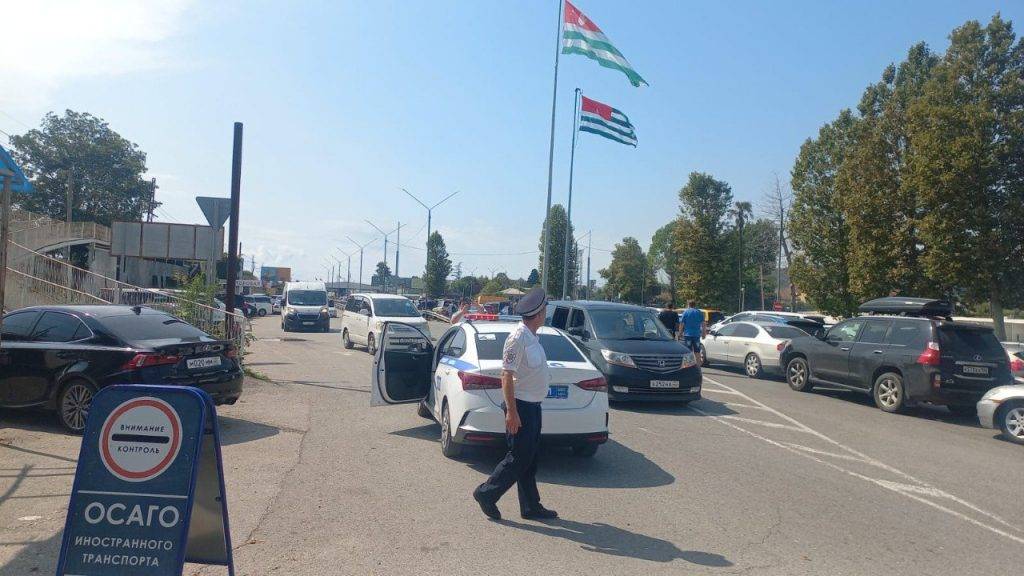 Пробка в два километра образовалась на границе с Абхазией