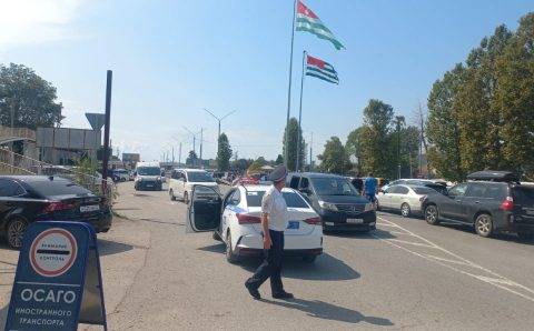 Пробка в два километра образовалась на границе с Абхазией