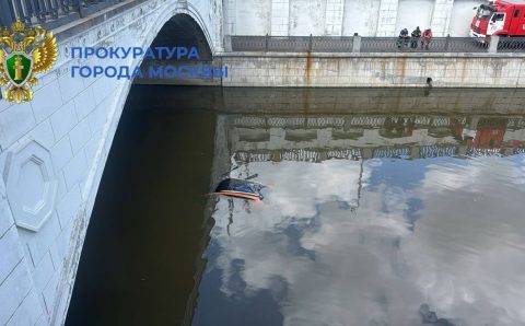 В Москве машина каршеринга упала в реку, пострадал ребёнок