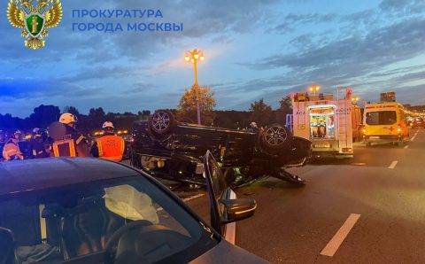 BMW перевернул Mercedes в центре Москвы, пострадали дети
