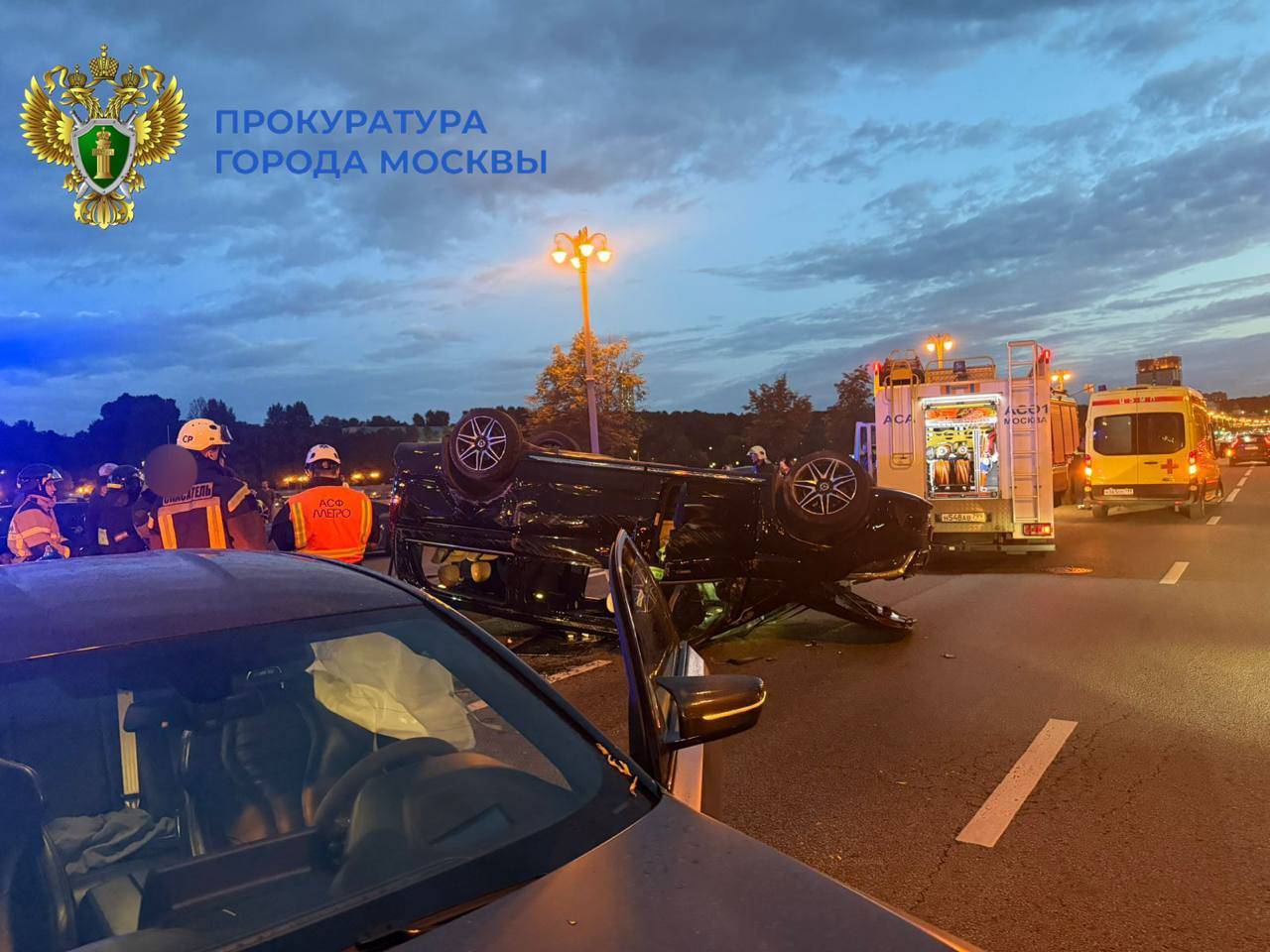 BMW перевернул Mercedes в центре Москвы, пострадали дети