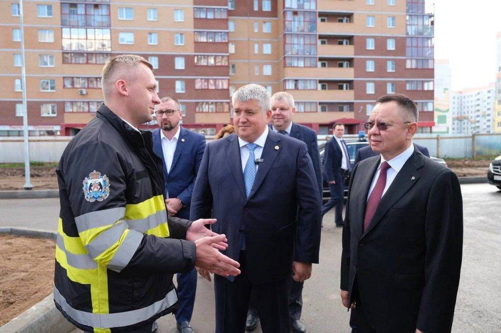 Дронов показал главе Минстроя РФ новую дорогу в Новгороде