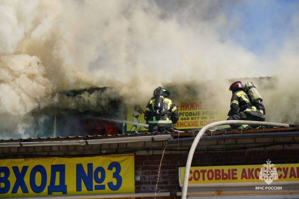 МЧС сообщило о 14 пострадавших при пожаре на рынке в Волгограде