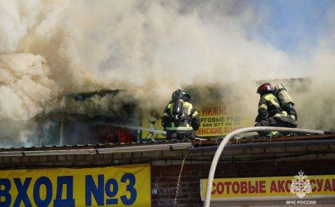МЧС сообщило о 14 пострадавших при пожаре на рынке в Волгограде