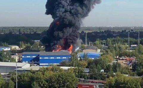 В Балашихе полыхает склад