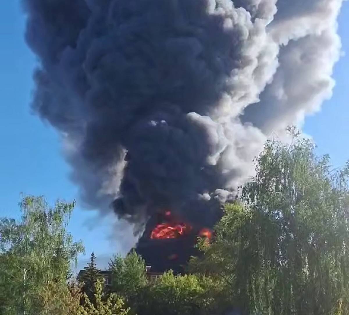 Пожар в Балашихе охватил 4000 «квадратов», его тушат вертолетами