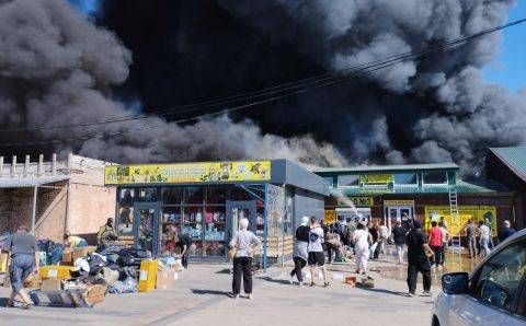 В Волгограде полыхает вещевой рынок