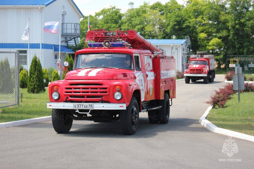НПЗ загорелся на Кубани после падения обломков БПЛА
