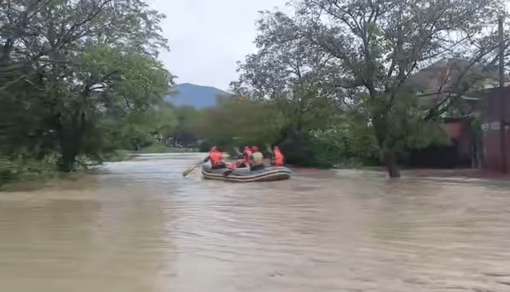 Автобус с 25 пассажирами сорвался с моста на Кубани