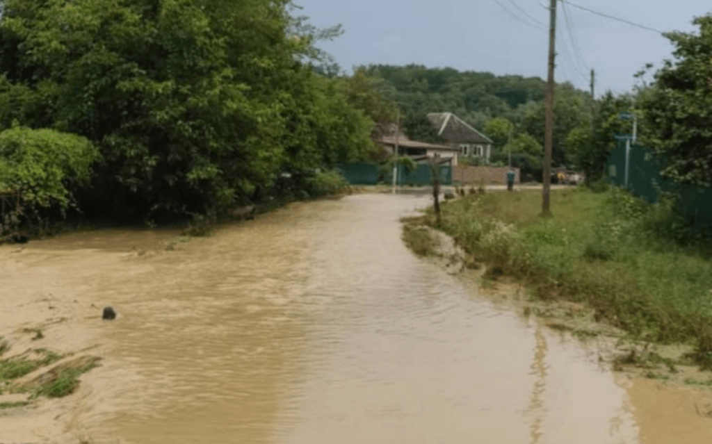 До 20 туристов отрезаны паводком в урочище на Кубани
