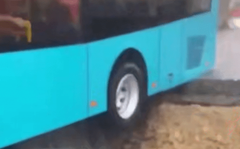 В Казани троллейбус завис над провалом асфальта после ливня