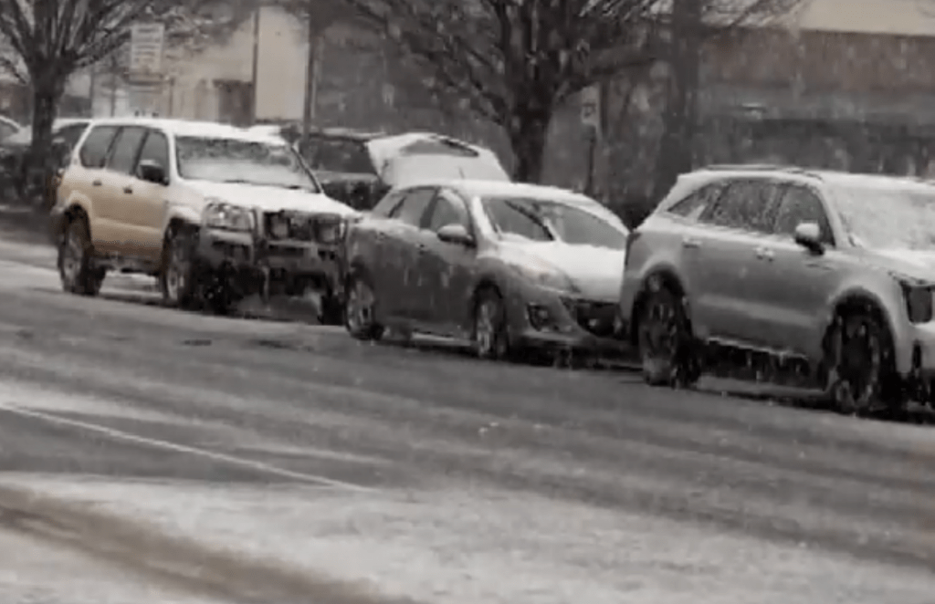 Австралийские города засыпало снегом