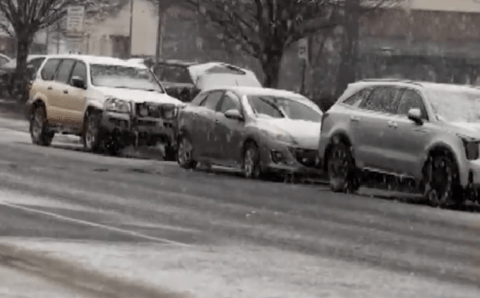 Австралийские города засыпало снегом