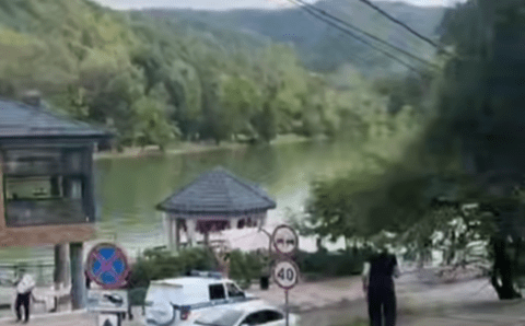 Люди с канатки в Нальчике падали в озеро, водолазы прочёсывают дно