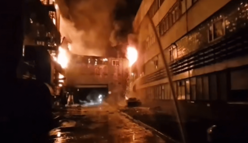 На полыхающем в Ярославле заводе обрушилась крыша