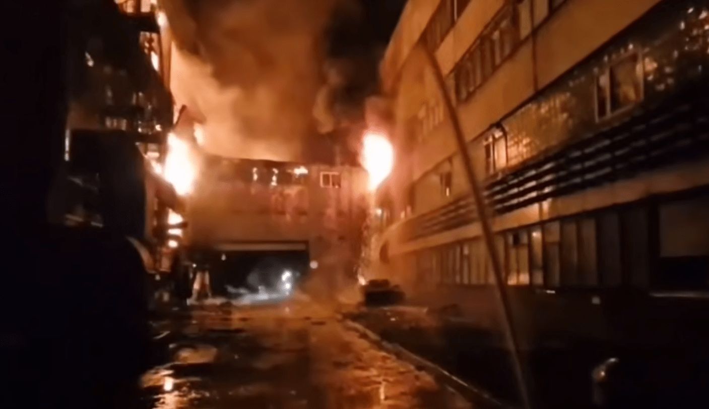На полыхающем в Ярославле заводе обрушилась крыша