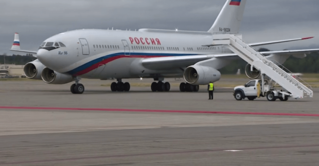 Самолёт Путина сел на Аляске