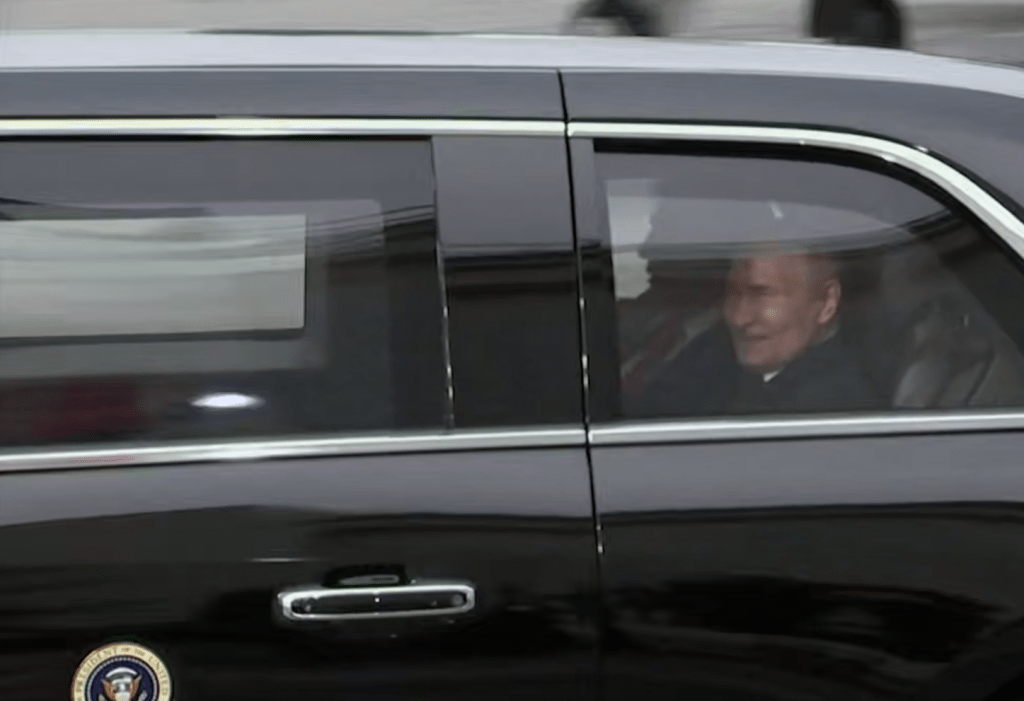 Путин и Трамп покинули военную базу на одном автомобиле