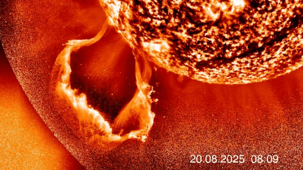 Солнце выбросило протуберанец размером больше самого светила