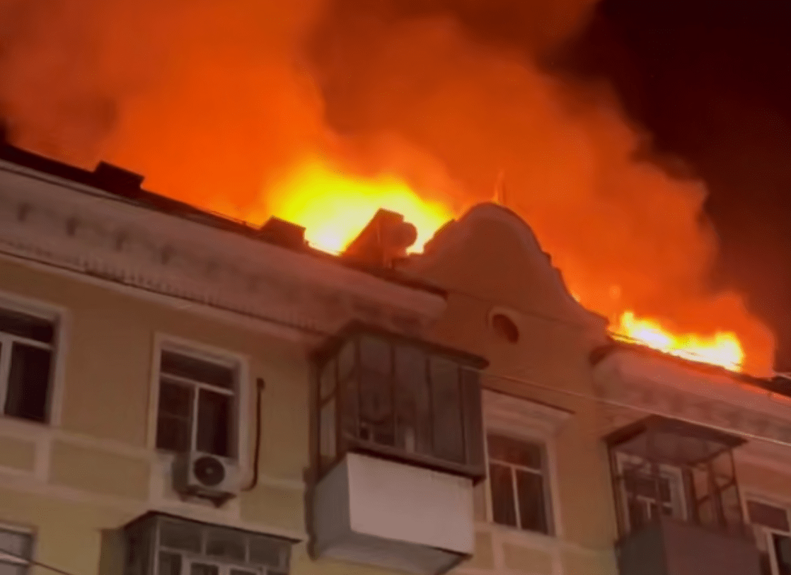 В Ростове-на-Дону загорелся 4-этажный дом после падения БПЛА