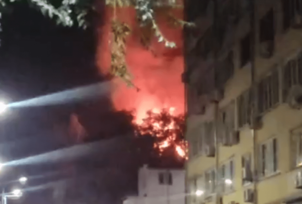 Из полыхающего в Ростове дома эвакуировали 15 жильцов