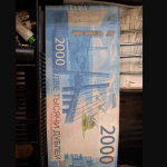 В Петербурге мошенники подсунули кассирам банкноту «2000 дублей»