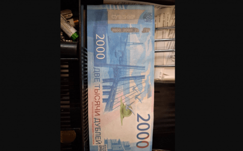 В Петербурге мошенники подсунули кассирам банкноту «2000 дублей»