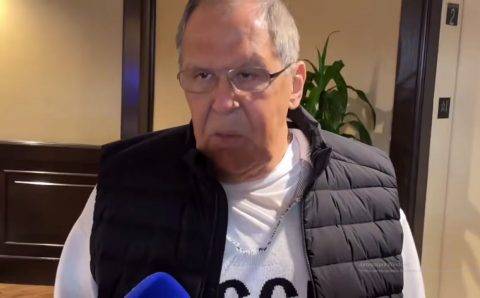 Лавров прилетел на Аляску в кофте с надписью «СССР»