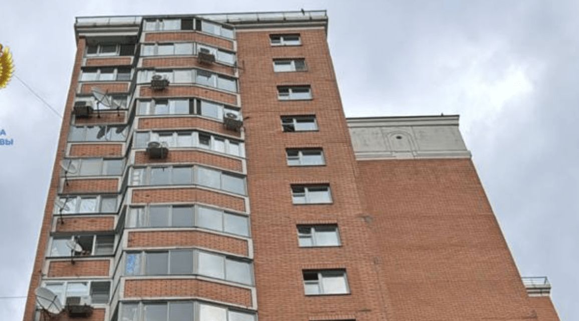В Москве парень найден мертвым под окном многоэтажки, его семья исколота ножом