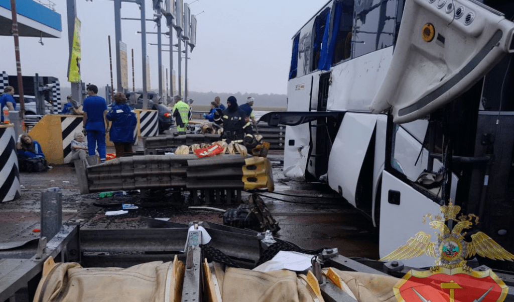 Автобус Луганск–Москва на трассе столкнулся с опорой, пострадали более 30 человек