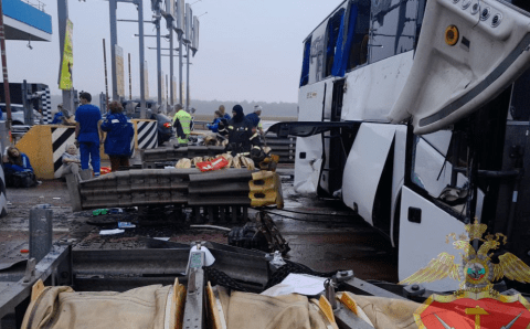 Автобус Луганск–Москва на трассе столкнулся с опорой, пострадали более 30 человек