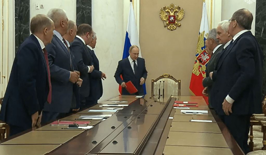 Путин провел очное совещание с силовиками