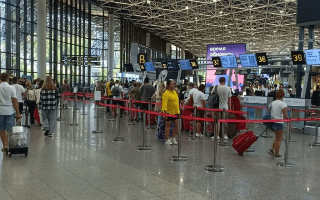 Аэропорт Сочи возобновил работу, но 35 рейсов задерживаются