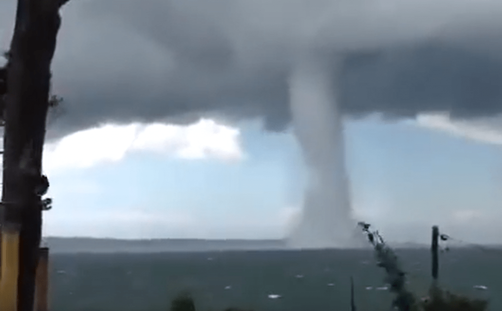 По Ленобласти пронеслись сразу три водяных смерча