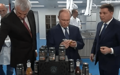 Путин перед встречей с Трампом заглянул на завод рыбьего жира в Магадане