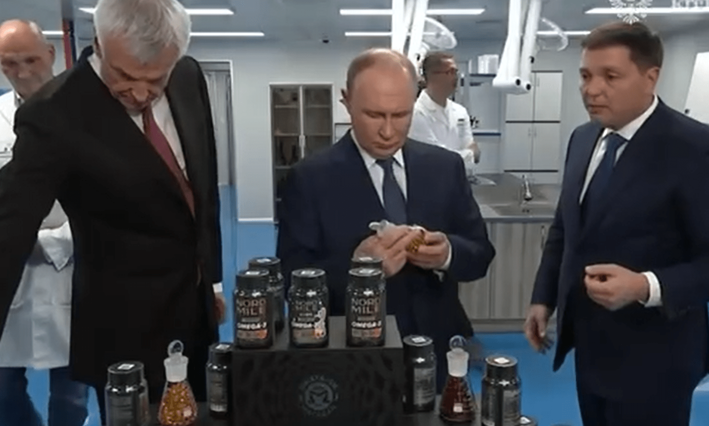 Путин перед встречей с Трампом заглянул на завод рыбьего жира в Магадане