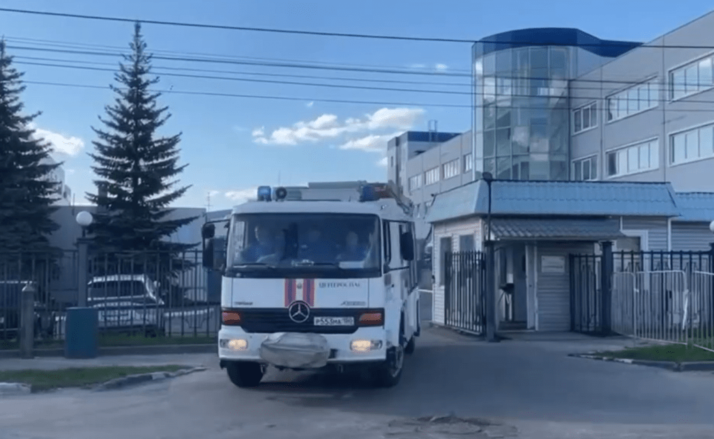 Ещё 100 спасателей выдвинулись к полыхающему заводу в Рязанской области
