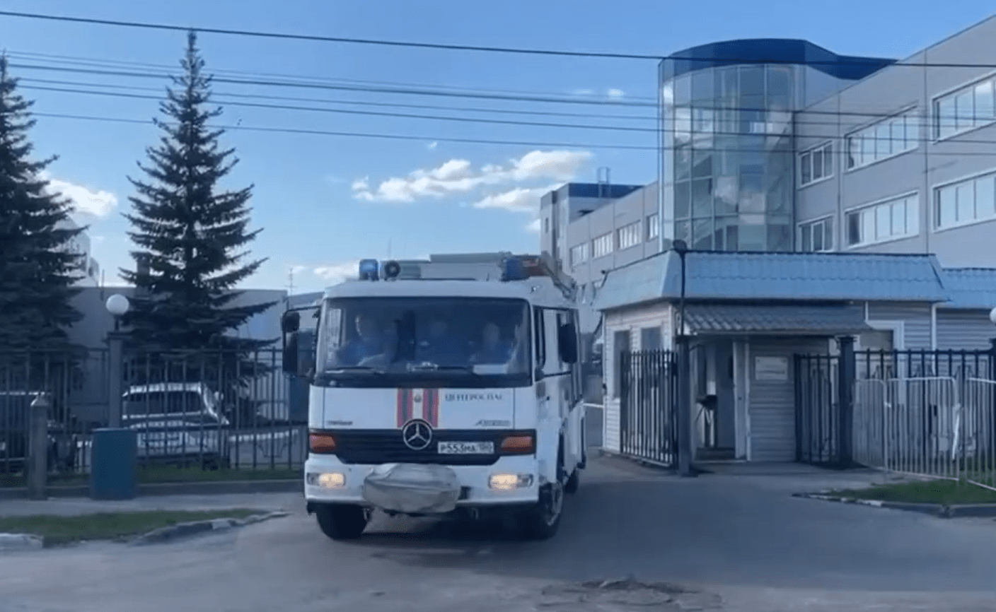 Ещё 100 спасателей выдвинулись к полыхающему заводу в Рязанской области