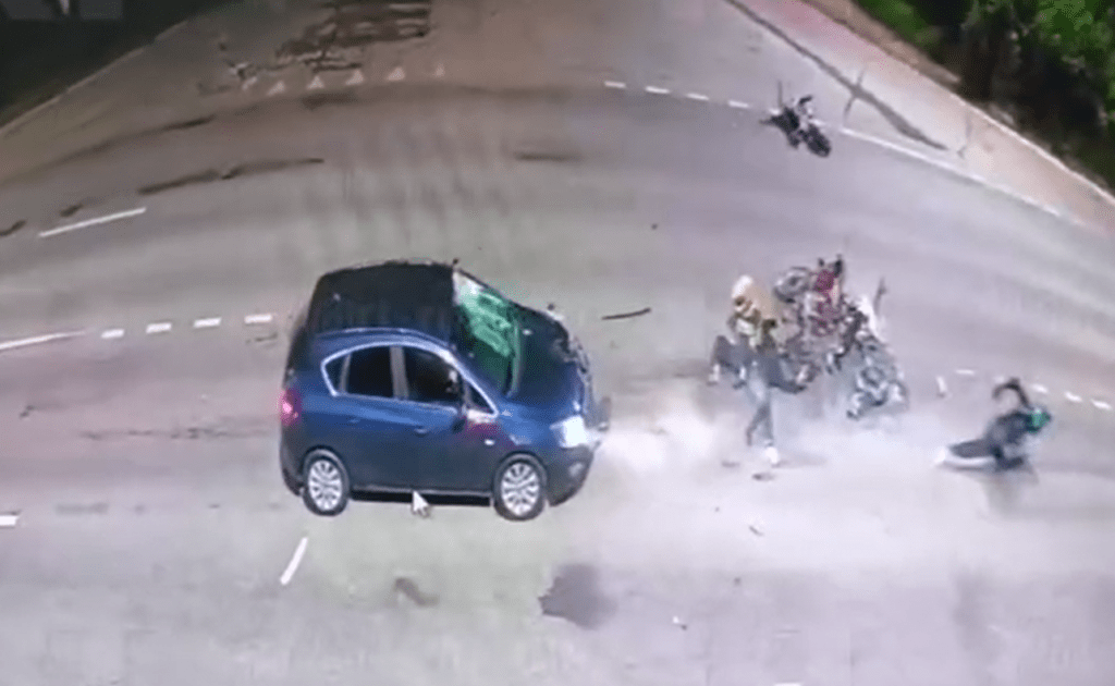 Иномарка подбросила в воздух три питбайка с подростками в Тульской области