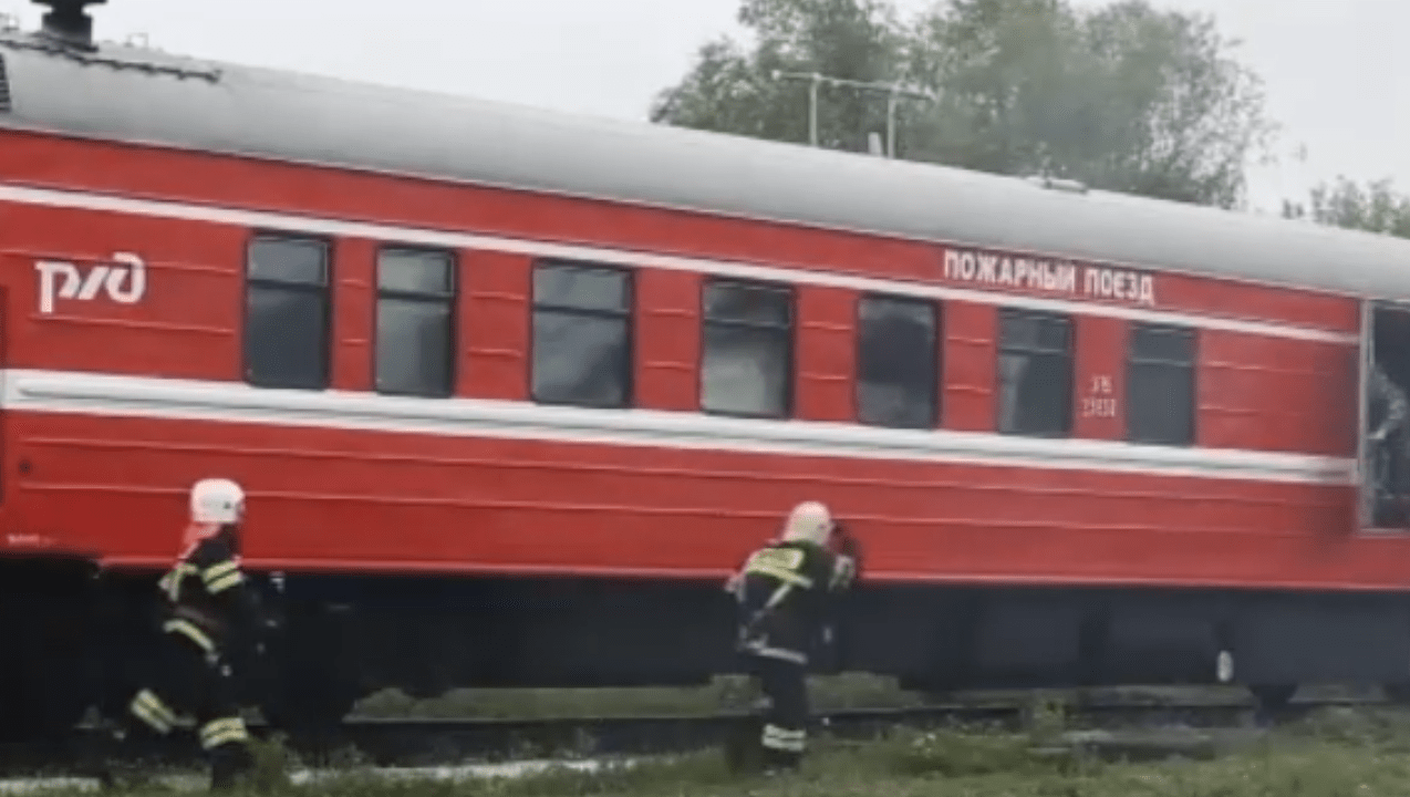 Поезд с 183 тоннами воды выехал тушить пожар в порту Усть-Луга