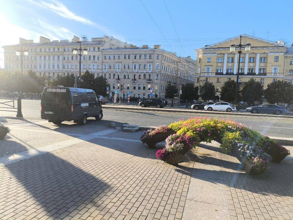 Рядом с метро Садовая в Петербурге умер мужчина